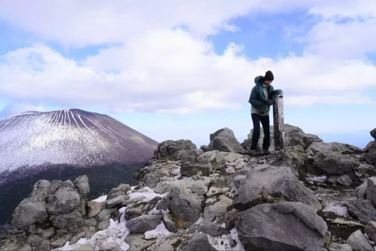 黒斑山の山頂と浅間山
