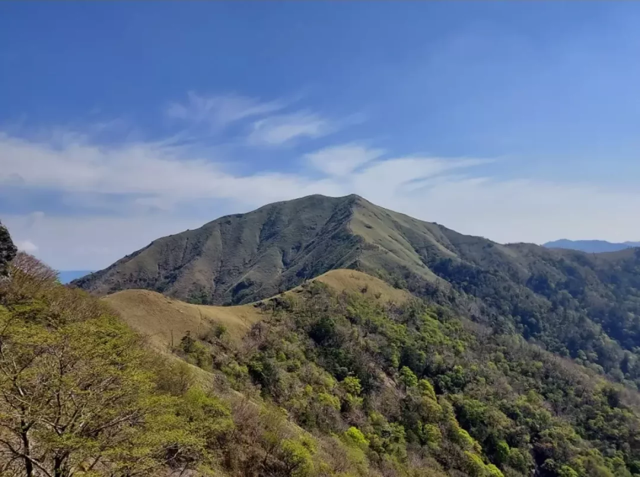剣山登山 剣山二度見展望所からの次郎岌