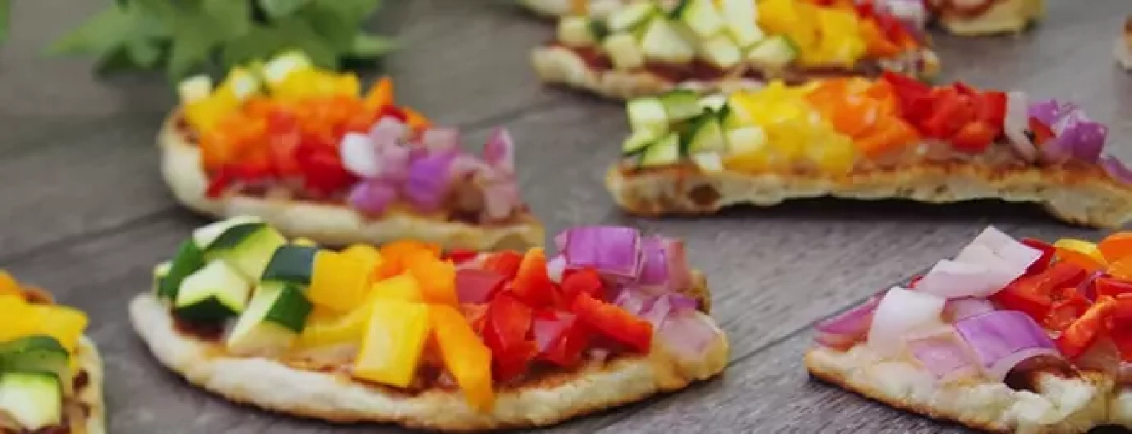 ハロウィンパーティにも山ごはんにも『カラフルベジーピザ』