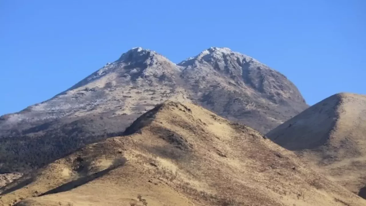 由布岳登山 由布岳の西峰と東峰