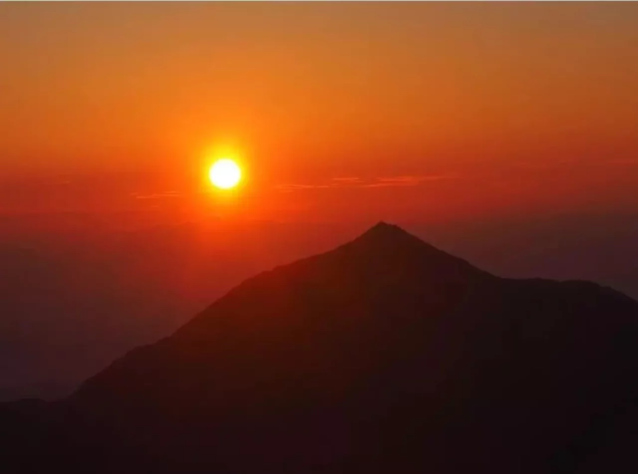 燃えるような御来光と常念岳