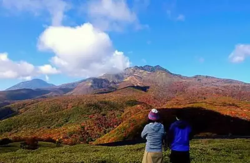 眼前には大きく聳え立つ赤薙山