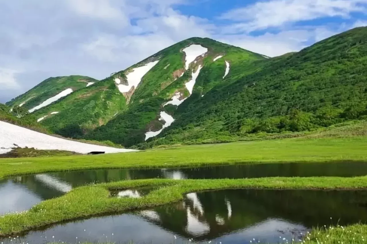 池塘に映る火打山