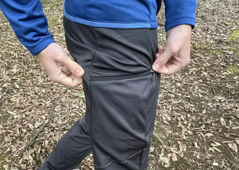 ポケットが右膝に深めのジッパー式ポケットが付いている