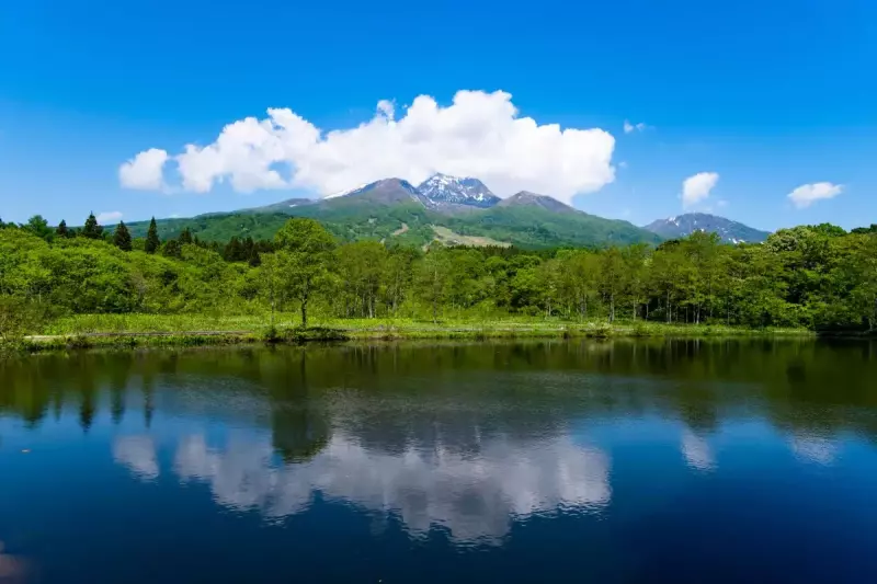 いもり池に映る妙高山