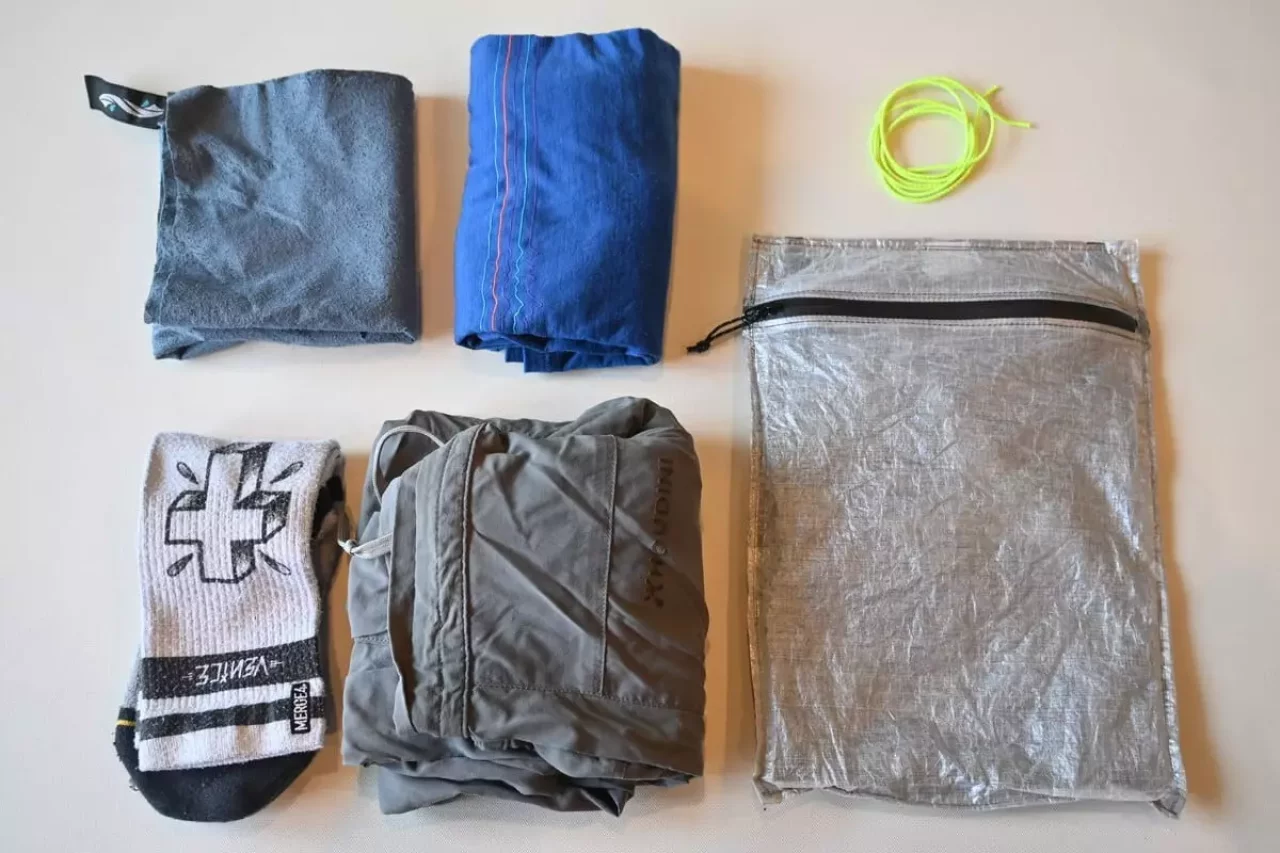 ダイニーマ製 スタッフバッグにも枕にもなる2種類のピローケース