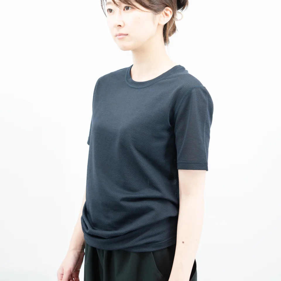 オールメッシュTを1枚で着た様子