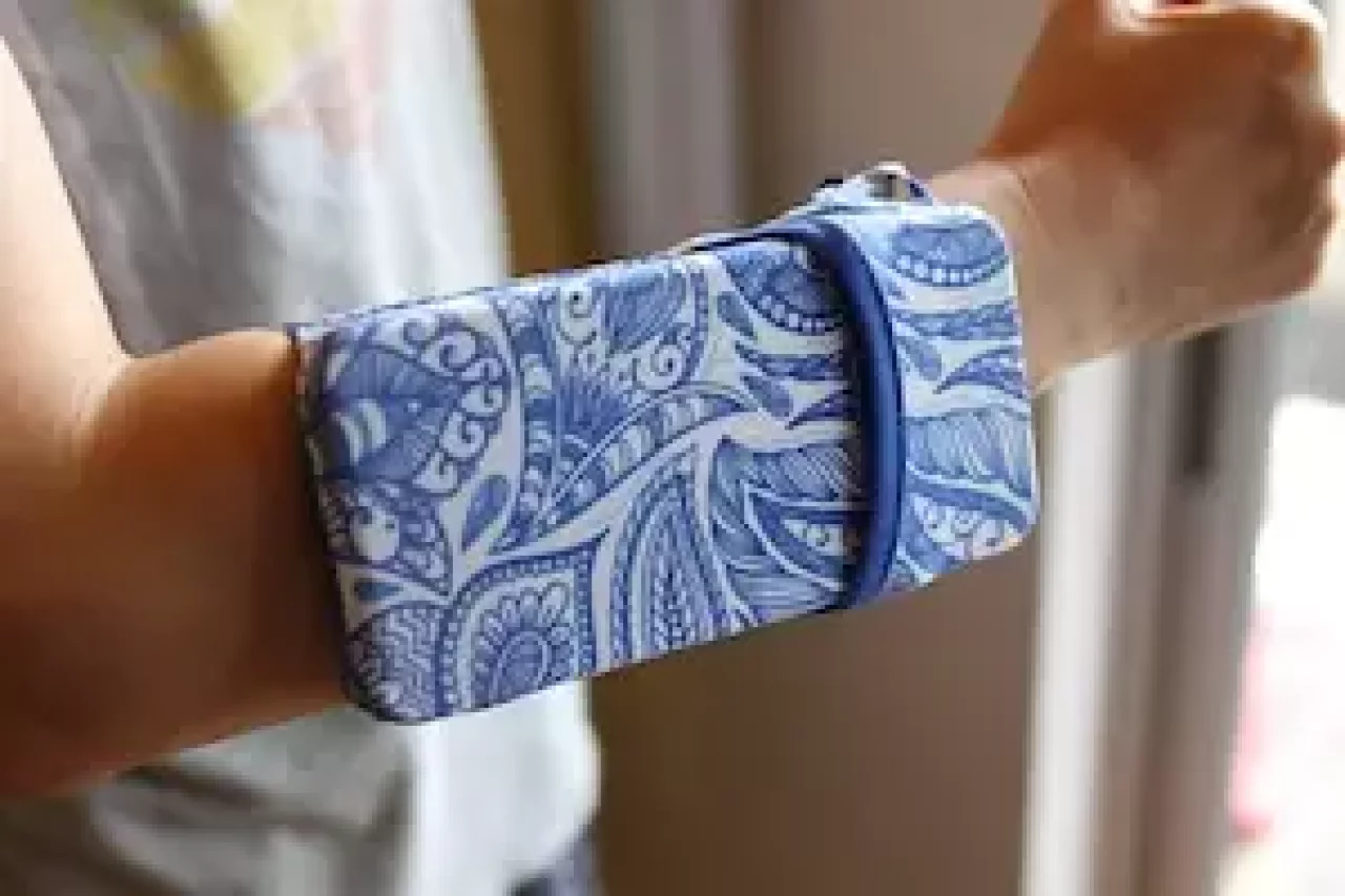 スマホや財布を腕に取り付けるアームバンド