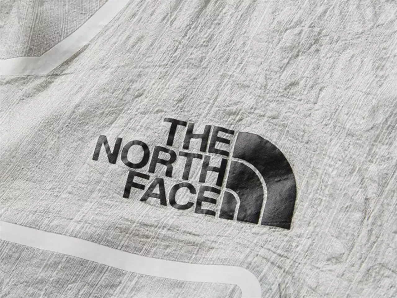 ダイニーマ素材による優れた透湿性能