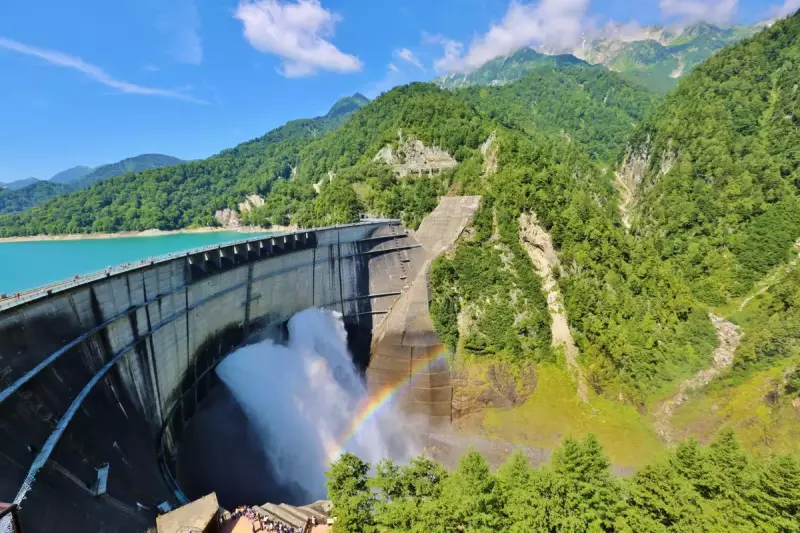 黒部ダムの放水風景