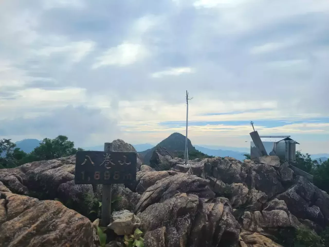 八巻山山頂の銅板と避雷針