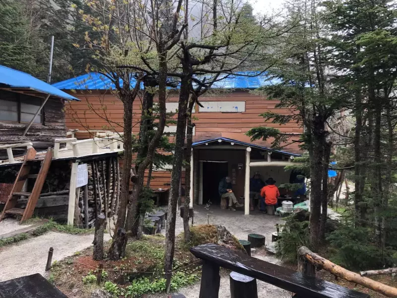 初めての山小屋泊-必要な山の道具・覚えておきたい山小屋のルールとマナー|登山の入門・マニュアル|ハウツー・ヒント|山のコト|登山・トレラン・山スキーマガジン「山旅旅」