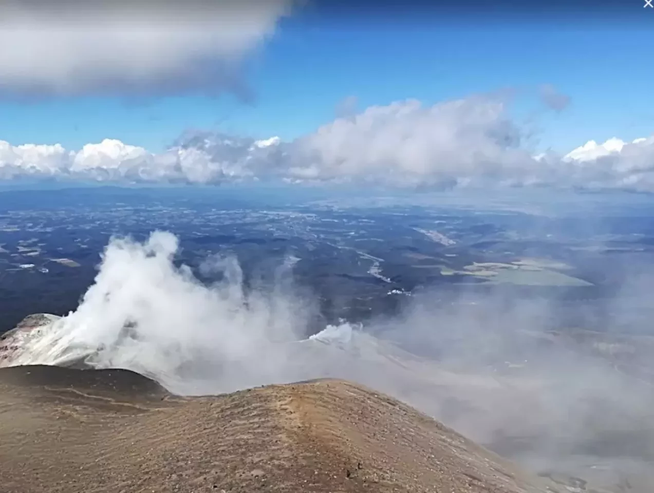 頂上付近になると岩が混じった急登に変わり足元が不安定になる
