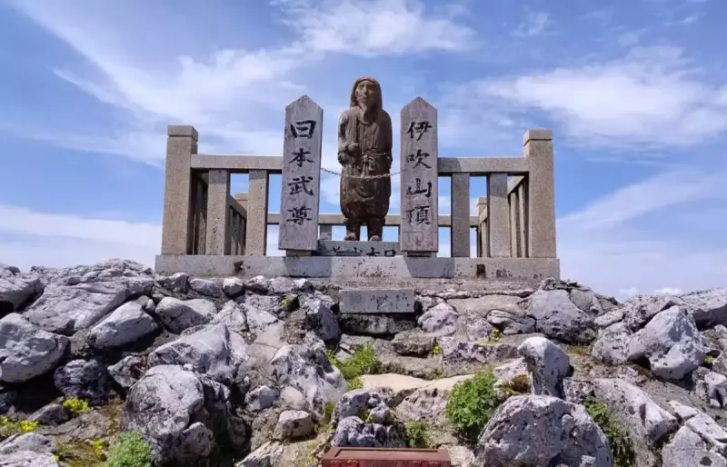 歴史的な山の名残を様々なスポットで堪能できる