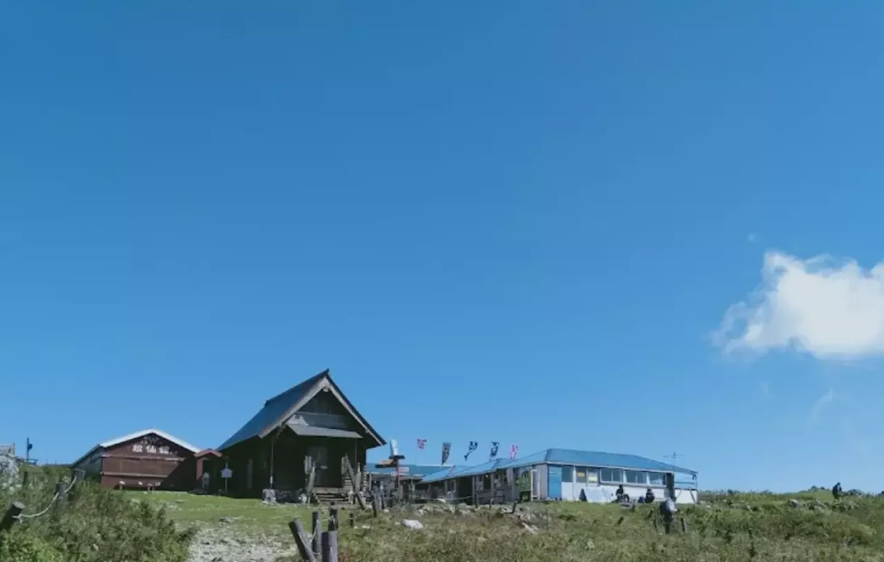 休憩施設が頂上に立ち並ぶから身軽な登山が可能