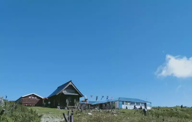 休憩施設が頂上に立ち並ぶから身軽な登山が可能