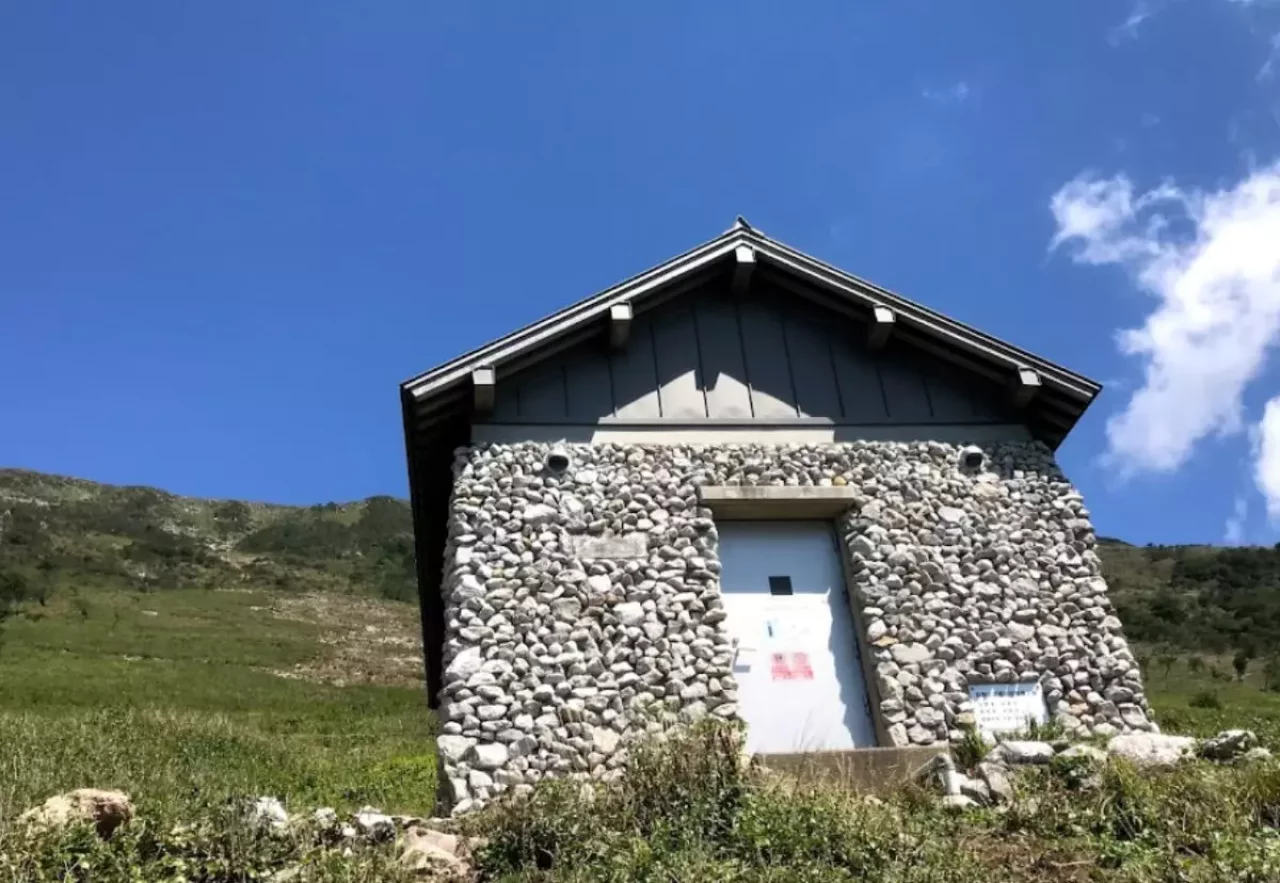 6合目には石造りの避難小屋