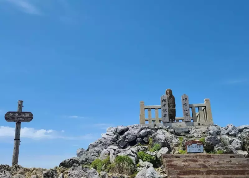 【日帰り登山】伊吹山-初心者から楽しめる難易度別ルート紹介&アクセス便利な駐車場情報|ルート紹介から探す|登山・トレラン・山スキーマガジン「山旅旅」