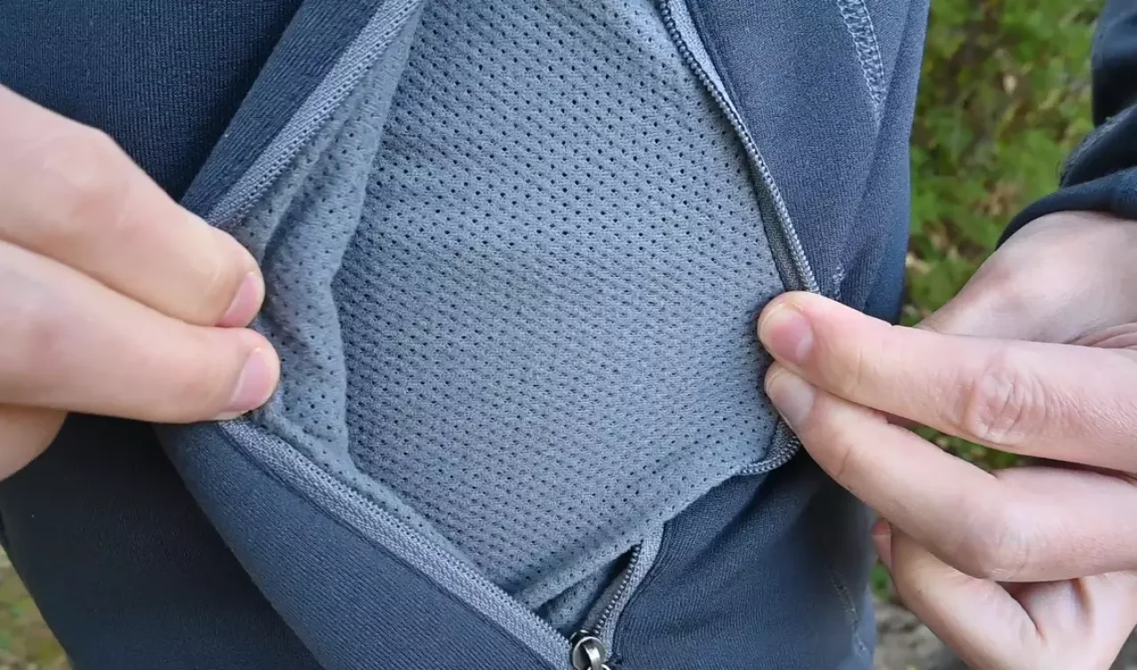 大きな開口部と収納力のあるポケット Rab『パワーストレッチプロ ジャケット』