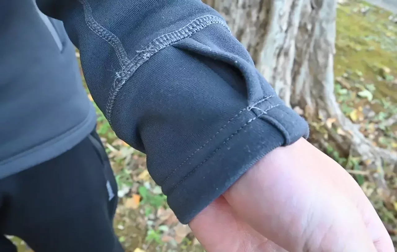 手首と手をしっかり温めるデザイン Rab『パワーストレッチプロ ジャケット』