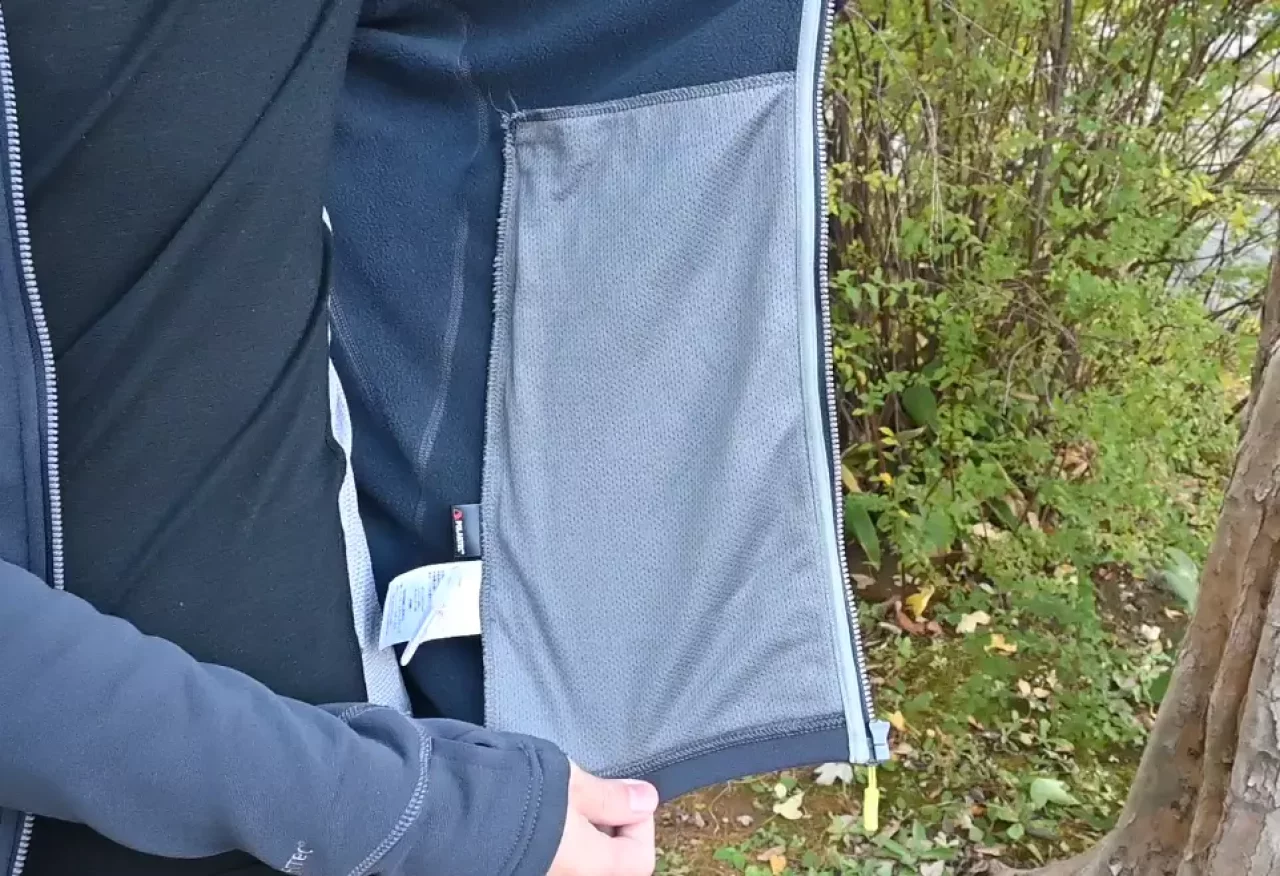 大きな開口部と収納力のあるポケット Rab『パワーストレッチプロ ジャケット』