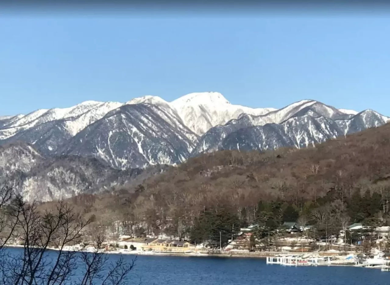 冬。日光白根山や男体山、女峰山の峰々が白く染まり、根雪に覆われて岳は長い眠りにつく。