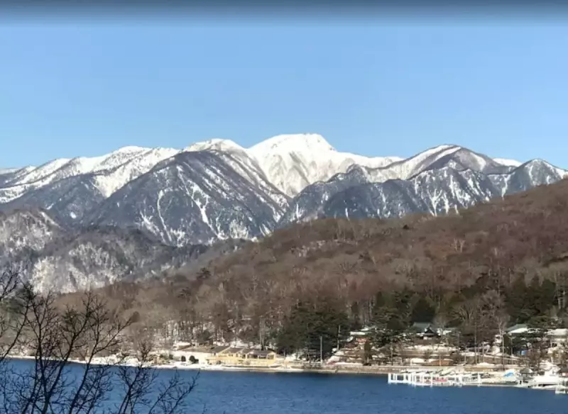 冬。日光白根山や男体山、女峰山の峰々が白く染まり、根雪に覆われて岳は長い眠りにつく。