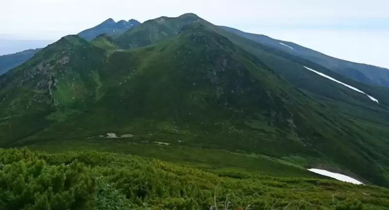 山頂からは真正面に知床連山