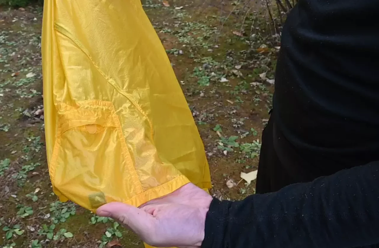 モンベル『EXライトウィンドジャケット』 パッカブルできてどこでも持ち運べる