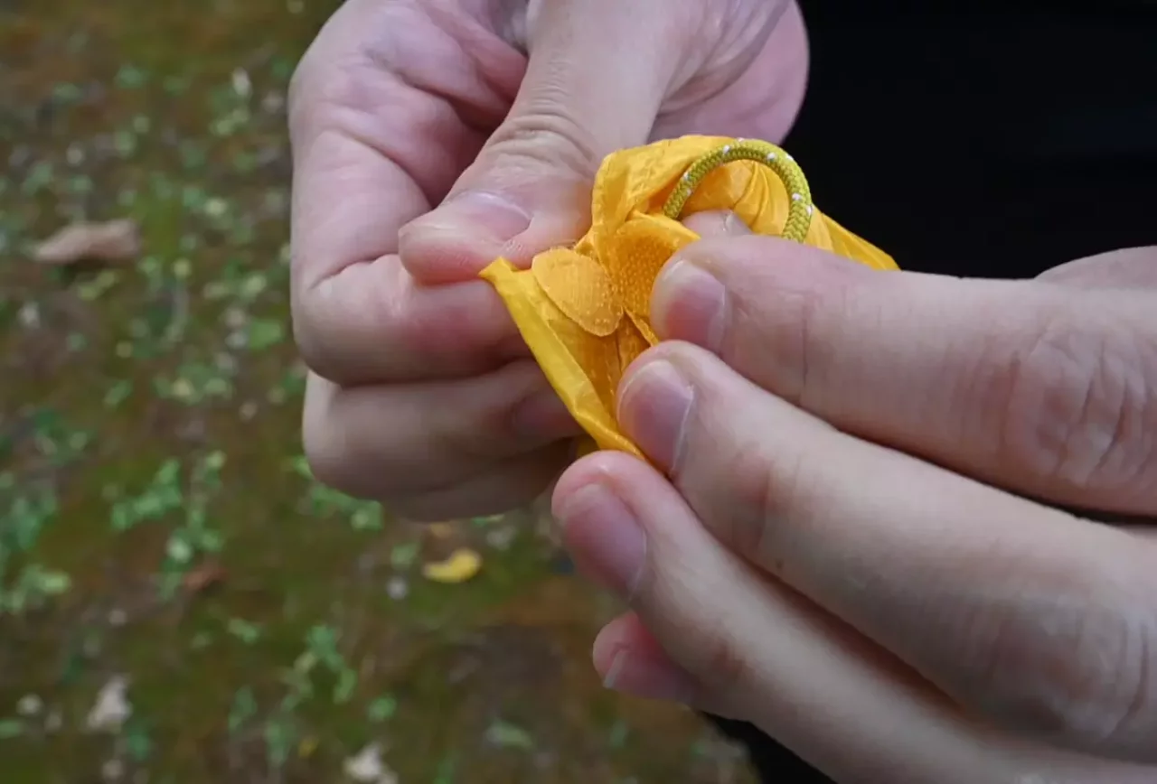 モンベル『EXライトウィンドジャケット』 パッカブルできてどこでも持ち運べる