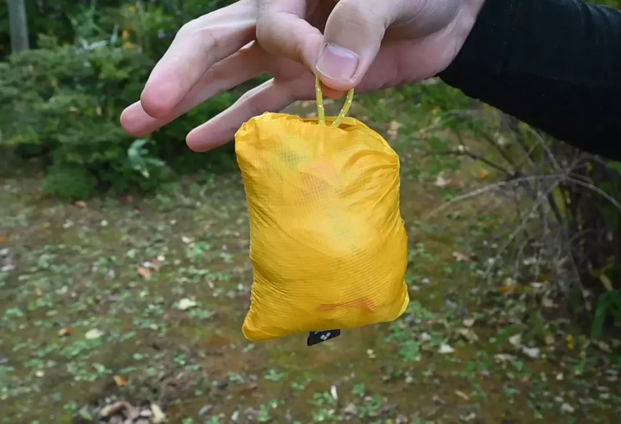 モンベル『EXライトウィンドジャケット』 パッカブルできてどこでも持ち運べる