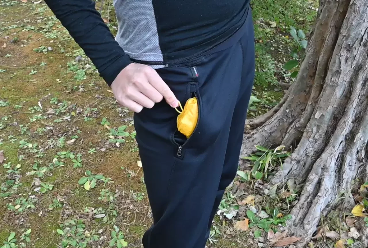 モンベル『EXライトウィンドジャケット』 パッカブルできてどこでも持ち運べる