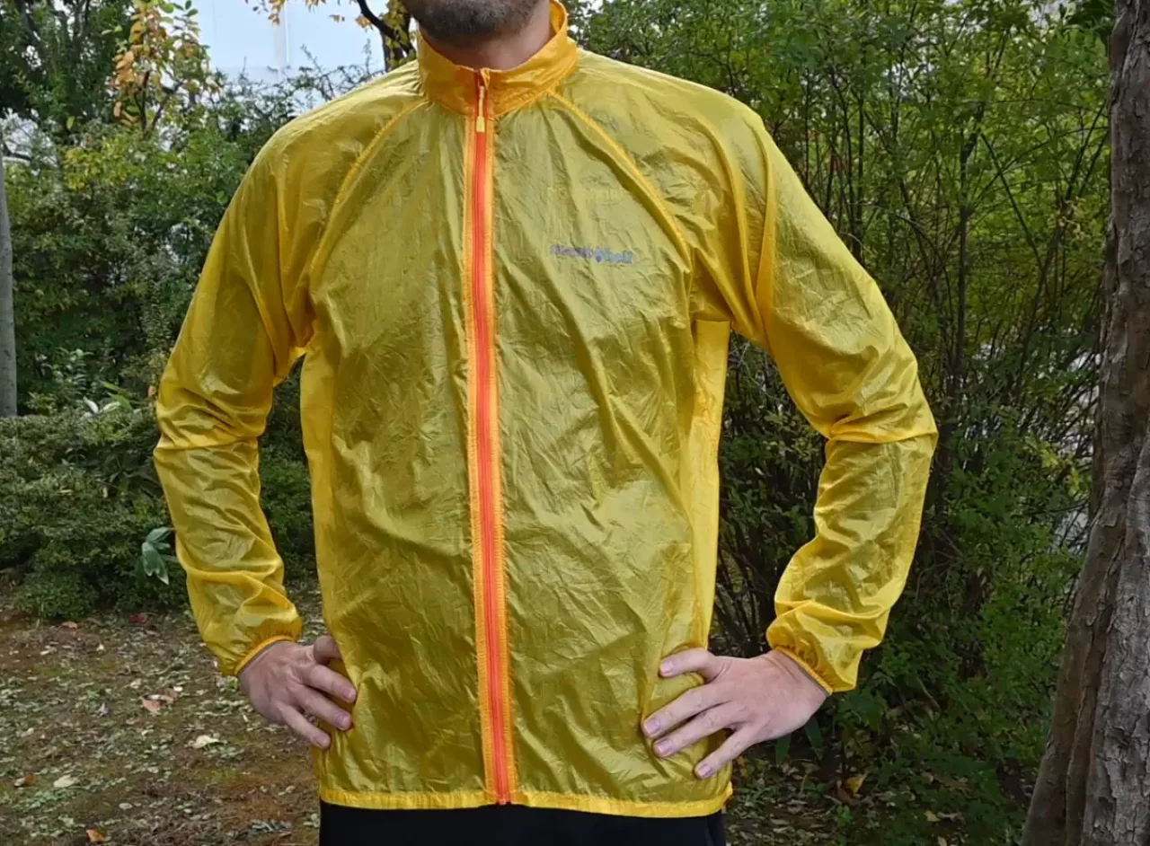 モンベル『EXライトウィンドジャケット』 タイトなシルエットでバタつきづらい