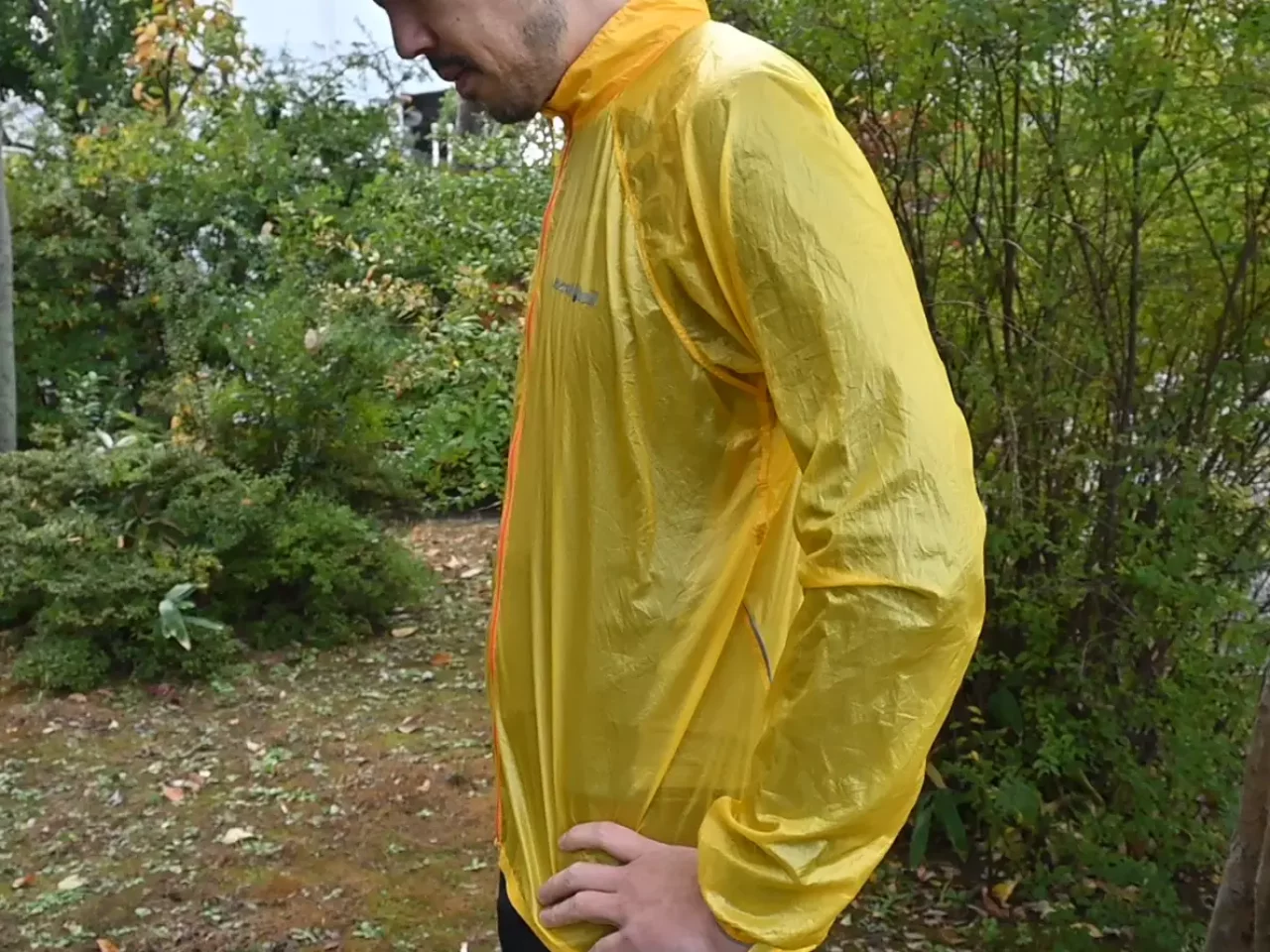 モンベル『EXライトウィンドジャケット』 タイトなシルエットでバタつきづらい