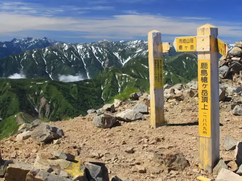後立山連峰の名峰『鹿島槍ヶ岳』|車で行くベスト登山プラン・爺ヶ岳(柏原新道)登山口駐車場情報|ルート紹介から探す|登山・トレラン・山スキーマガジン「山旅旅」