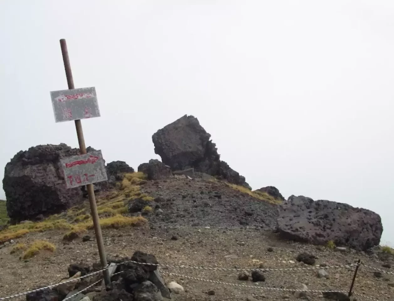 大きな岩のニセ金庫岩