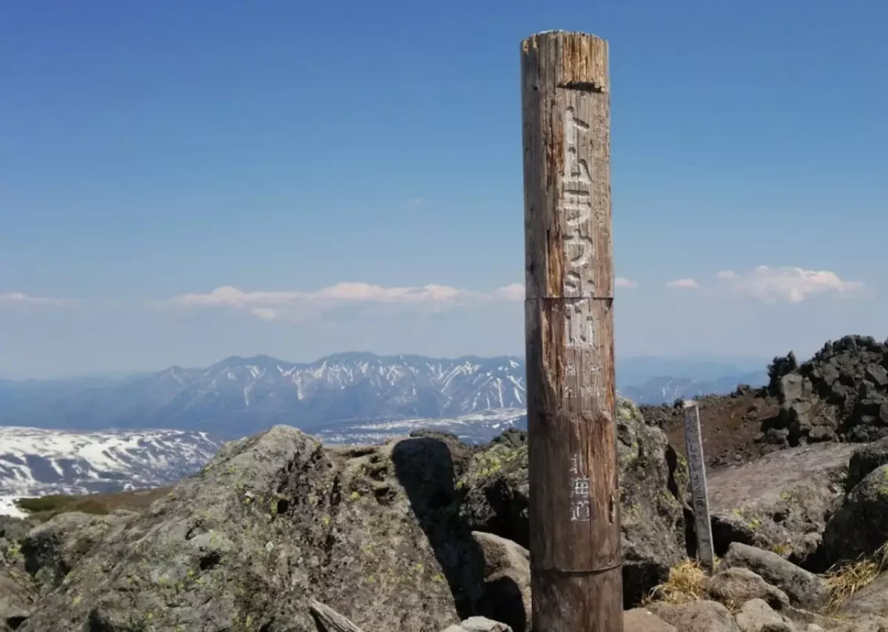 人工物が視界に入らない大パノラマが広がるトムラウシ山頂