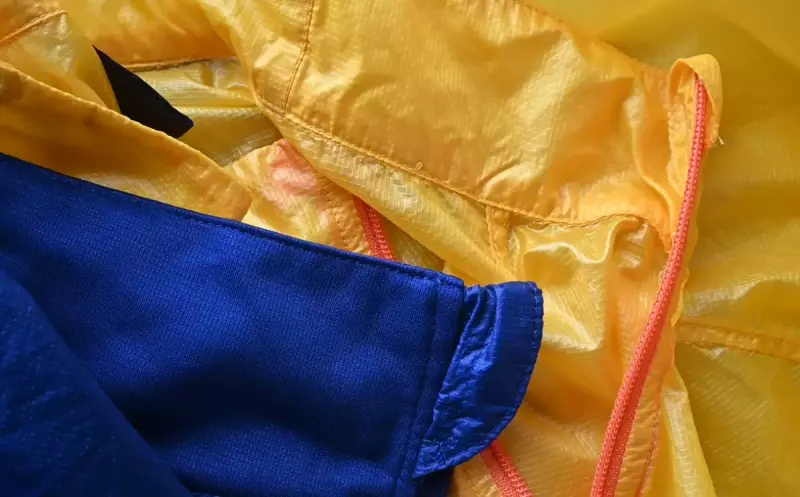 モンベルの軽量ウィンドシェル比較 襟部分の比較