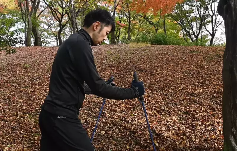 上の写真のように目線は下に向けない