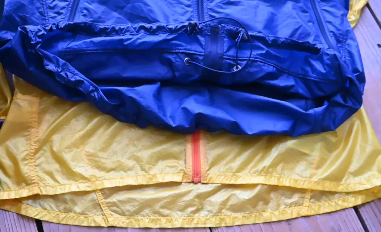 モンベルの軽量ウィンドシェル比較 裾と袖部分の比較