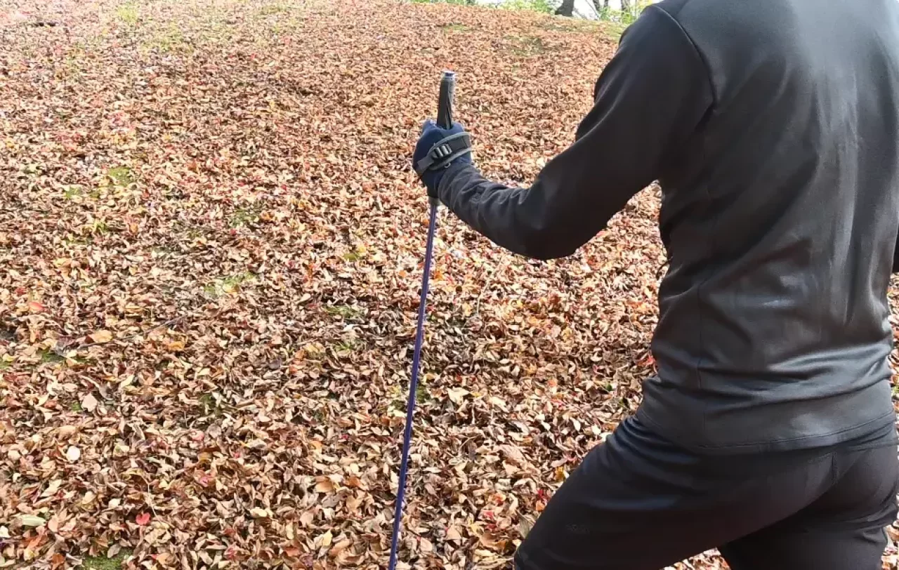 上りと下りでポールの持つ位置を変える