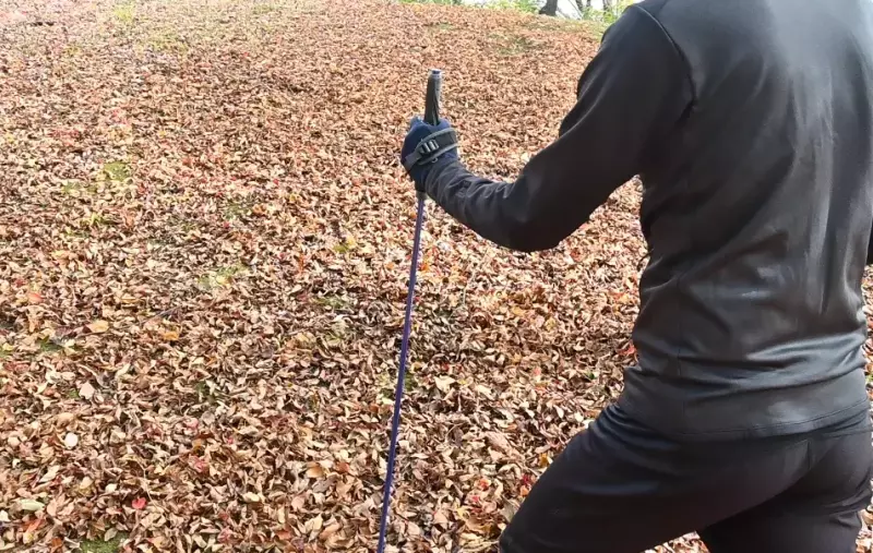 上りと下りでポールの持つ位置を変える