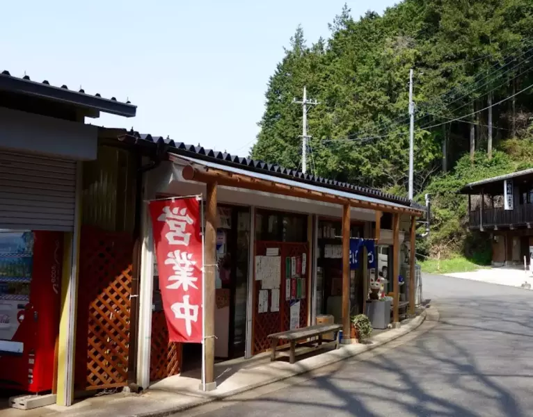 眺めの良い茶屋で水分補給や食事をする