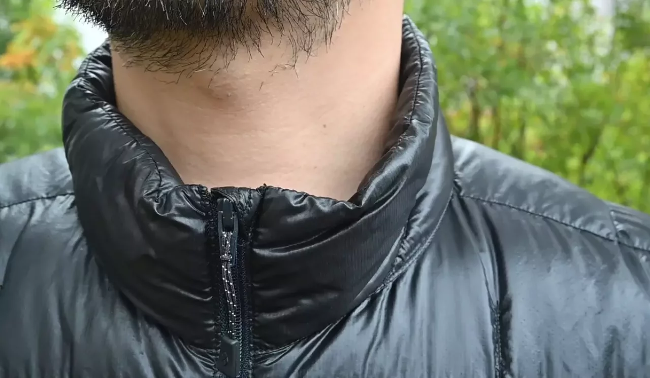 ジッパーを上まで閉めると、首を隠すスタンドカラーでフロントジッパーは顎に当たらない仕様