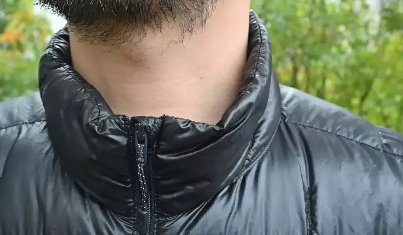 ジッパーを上まで閉めると、首を隠すスタンドカラーでフロントジッパーは顎に当たらない仕様