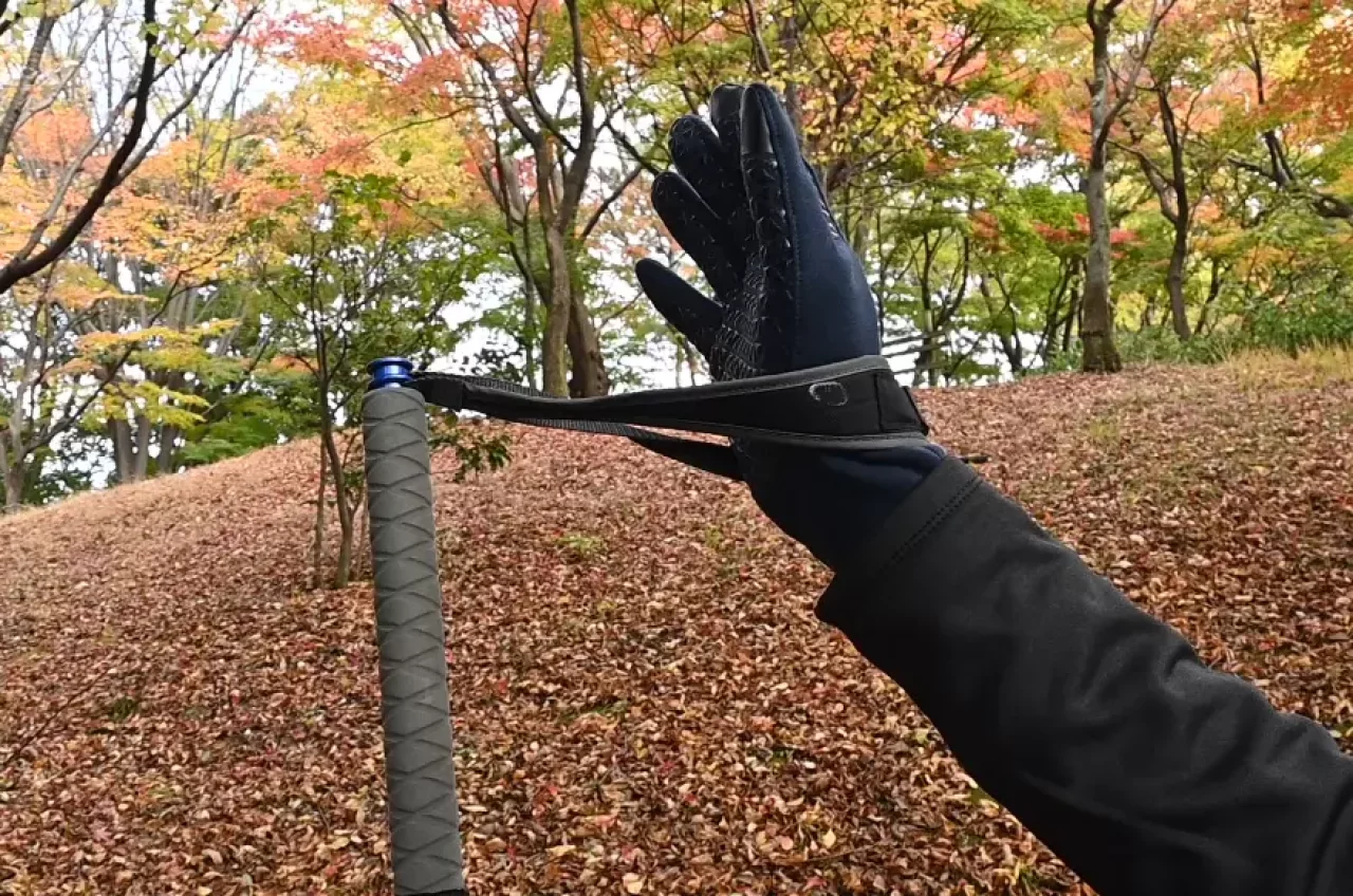 ストラップの下から手を通して