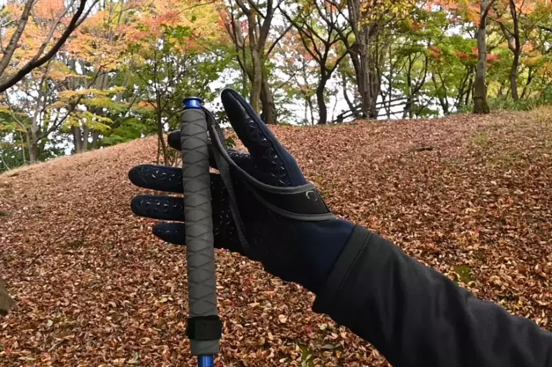 トレッキングポールの持ち方