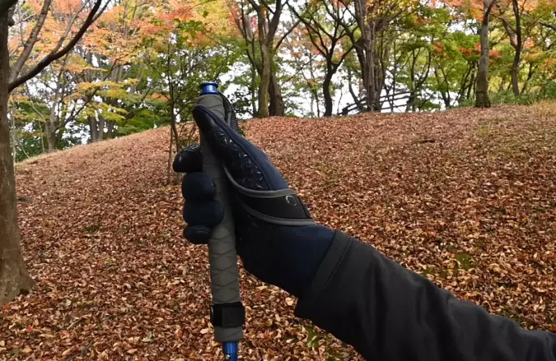 トレッキングポールの持ち方