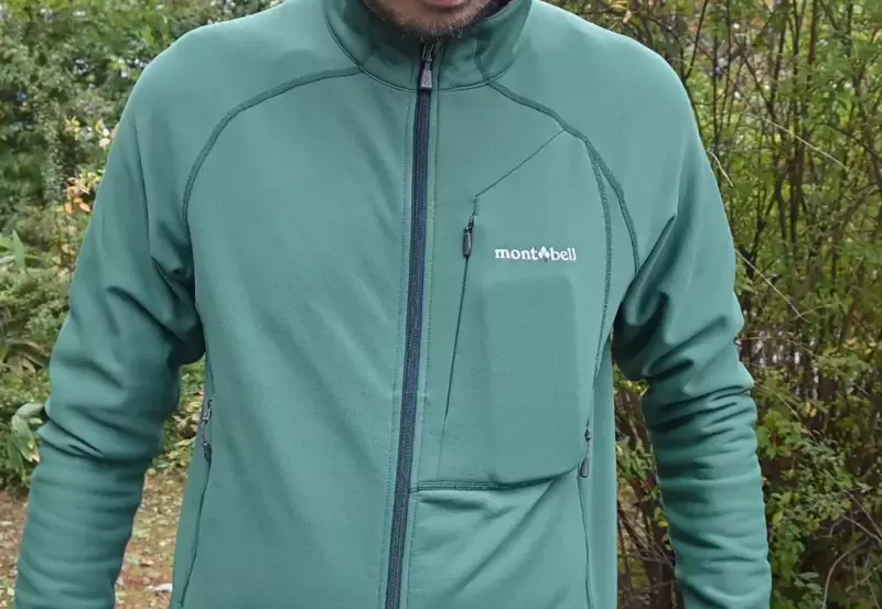 スマホを入れておけるだけのサイズ