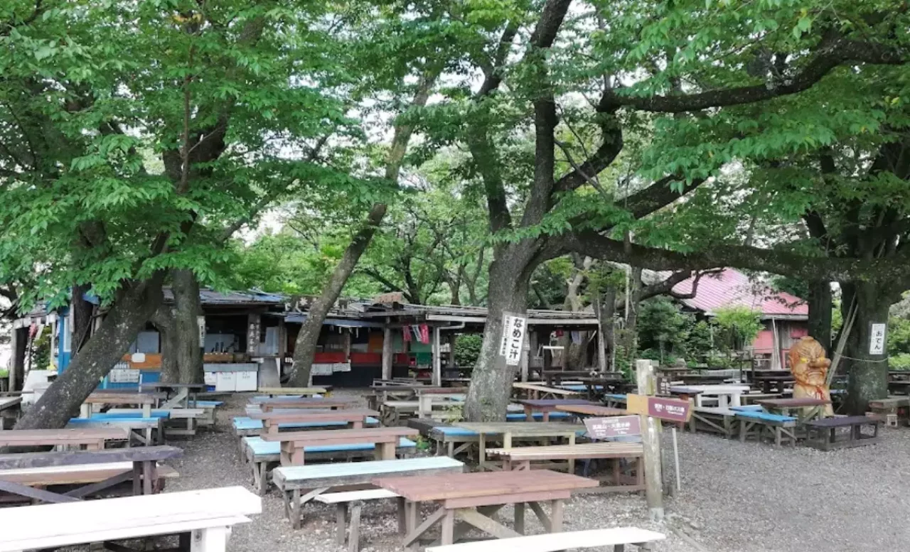 城山は広い頂上に城山茶屋